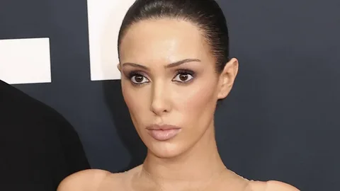 Bianca Censori Grammys Unblurred: Decoding the Viral Moments